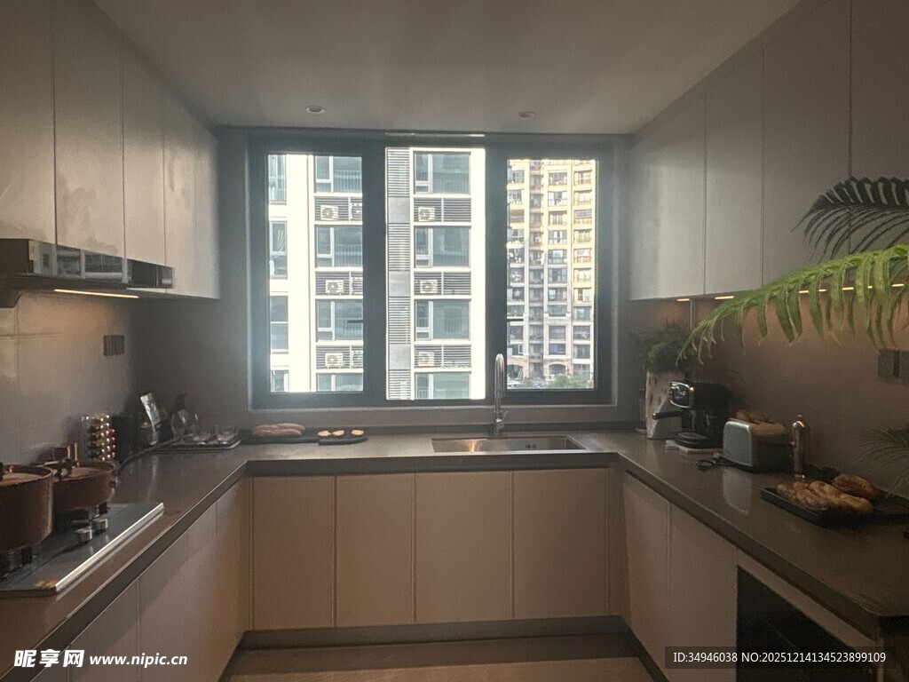 现代简约风格的厨房空间