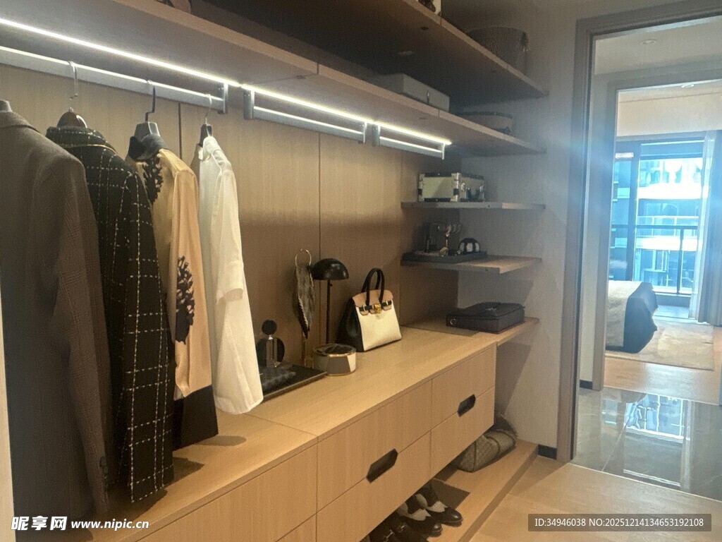 现代简约风格的衣帽间