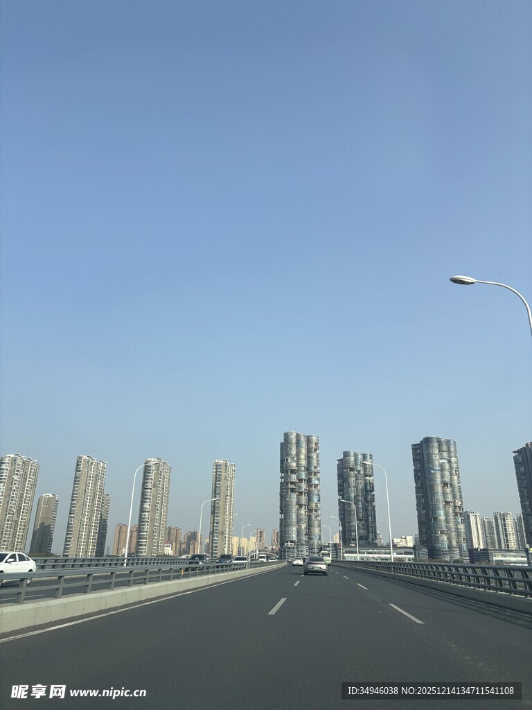 城市公路旁的高楼景观