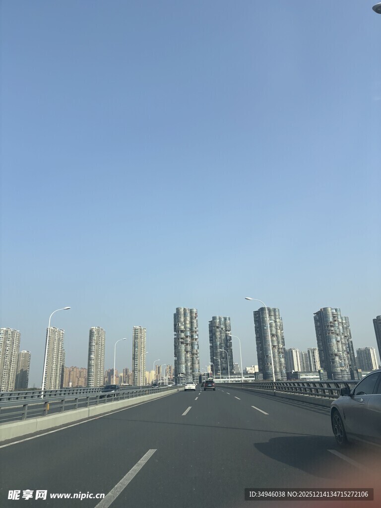 城市道路旁的高楼景观
