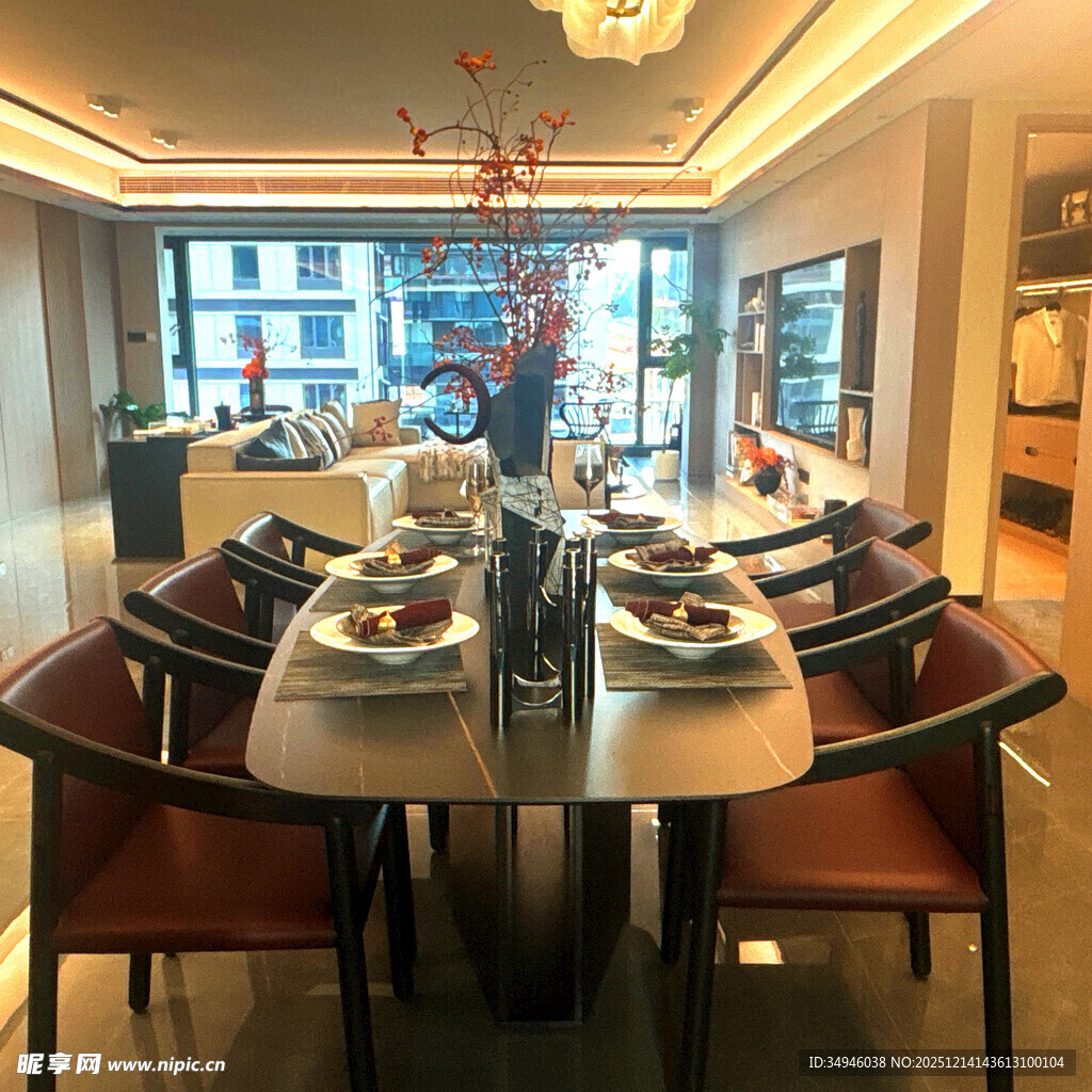 现代风格餐厅室内用餐场景