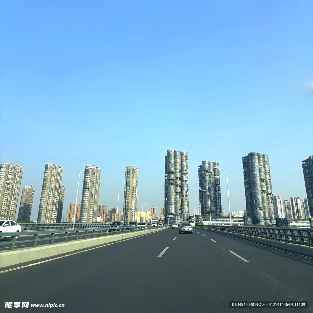 城市公路旁的高楼景观
