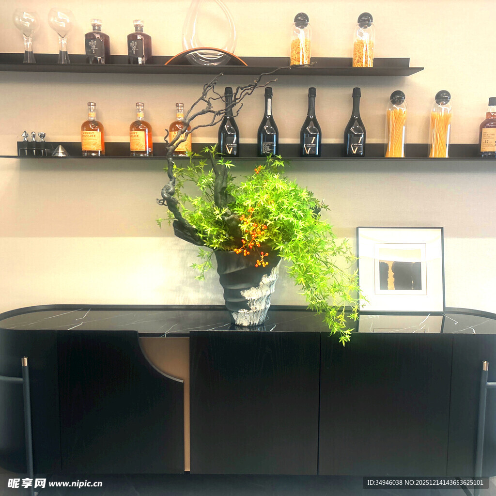 简约室内绿植与瓶罐装饰