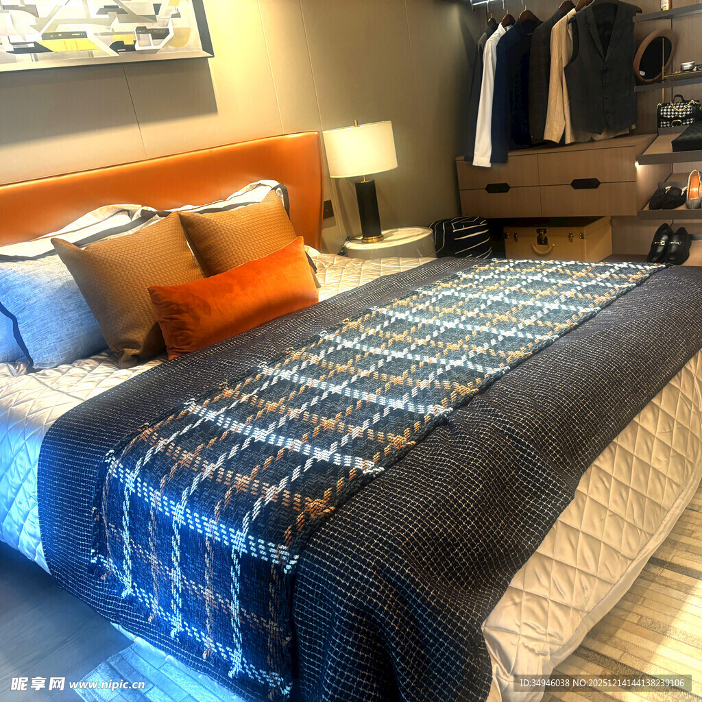 现代温馨卧室床铺展示