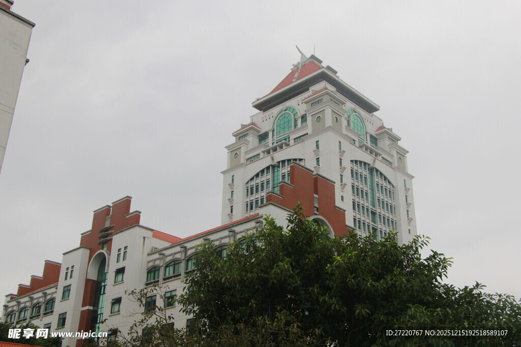 红白相间的高层建筑物 厦门大学