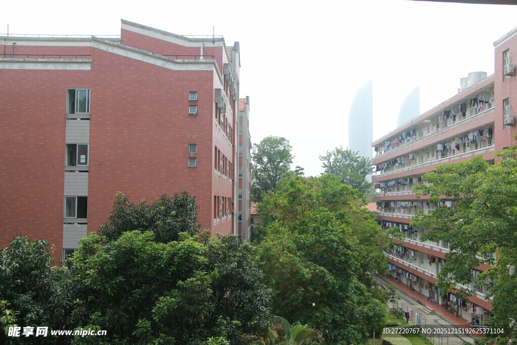 校园红建筑与葱郁绿植 厦门大学