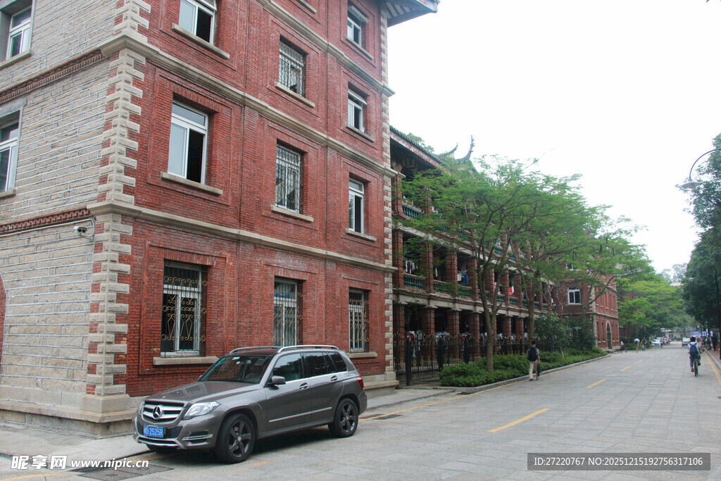 红砖建筑旁的街道景象 厦门