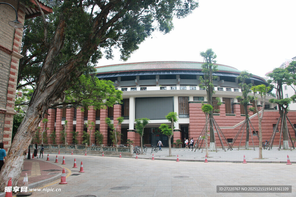 红砖建筑前的绿树景观 厦门