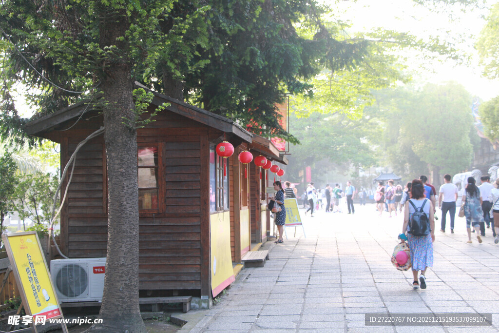 街道旁的木质小屋与行人 厦门