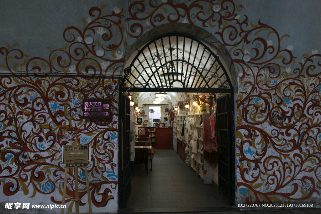 复古雕花铁门后的空间 厦门