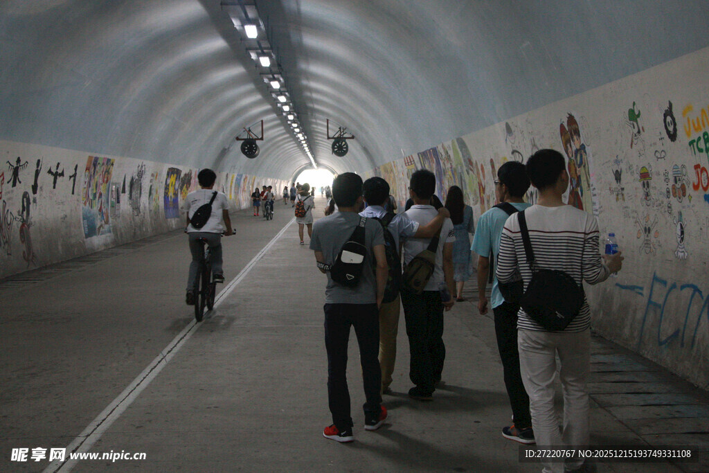 隧道内驻足欣赏涂鸦 芙蓉隧道