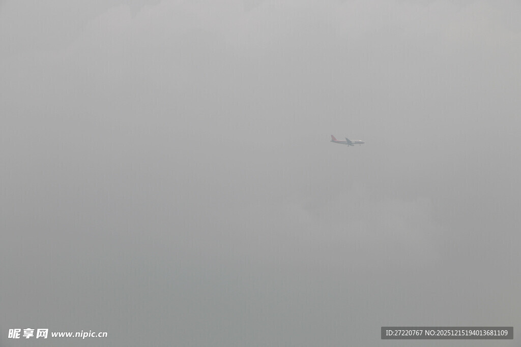 天空中飞行的一架飞机