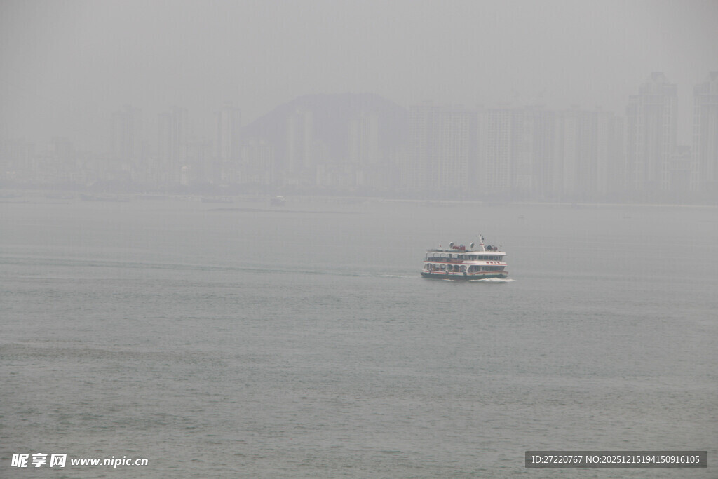雾中海面的船只景象 厦门