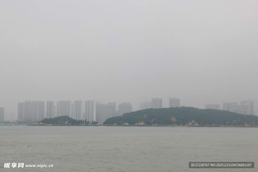 雾中海边城市景观 厦门