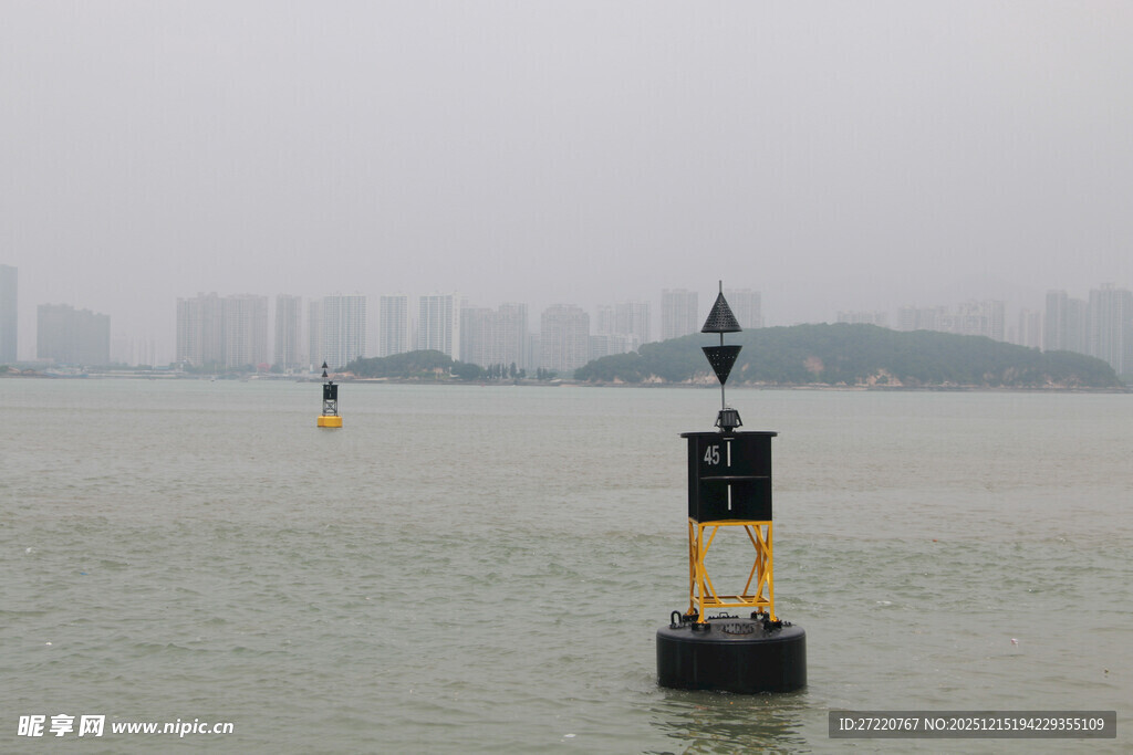 海上航标屹立于茫茫水域 厦门