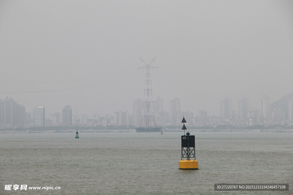 雾中海面的航标 厦门