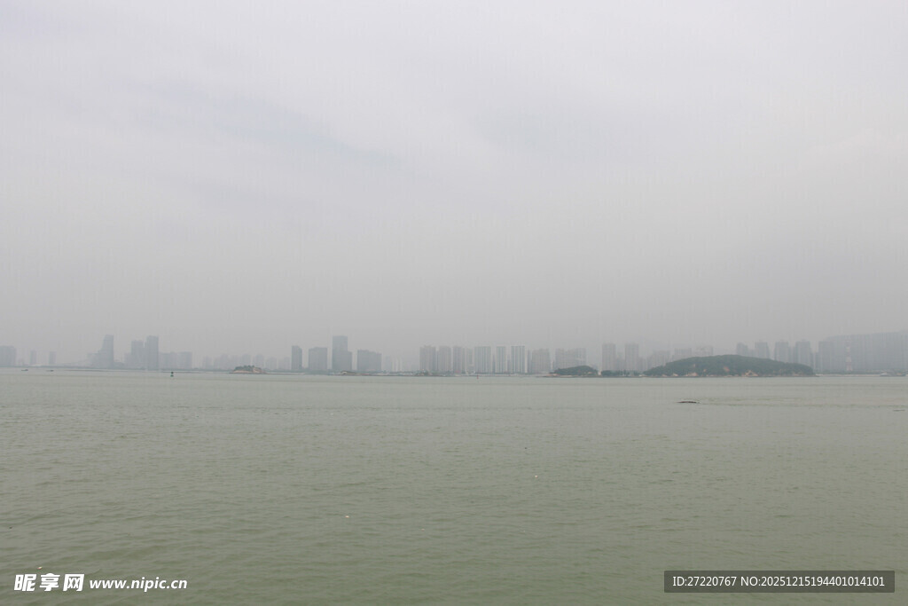 厦门雾霭中的城市滨水景观