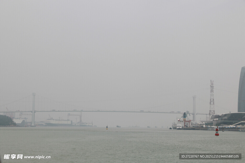 厦门雾中海面与远处桥梁景观