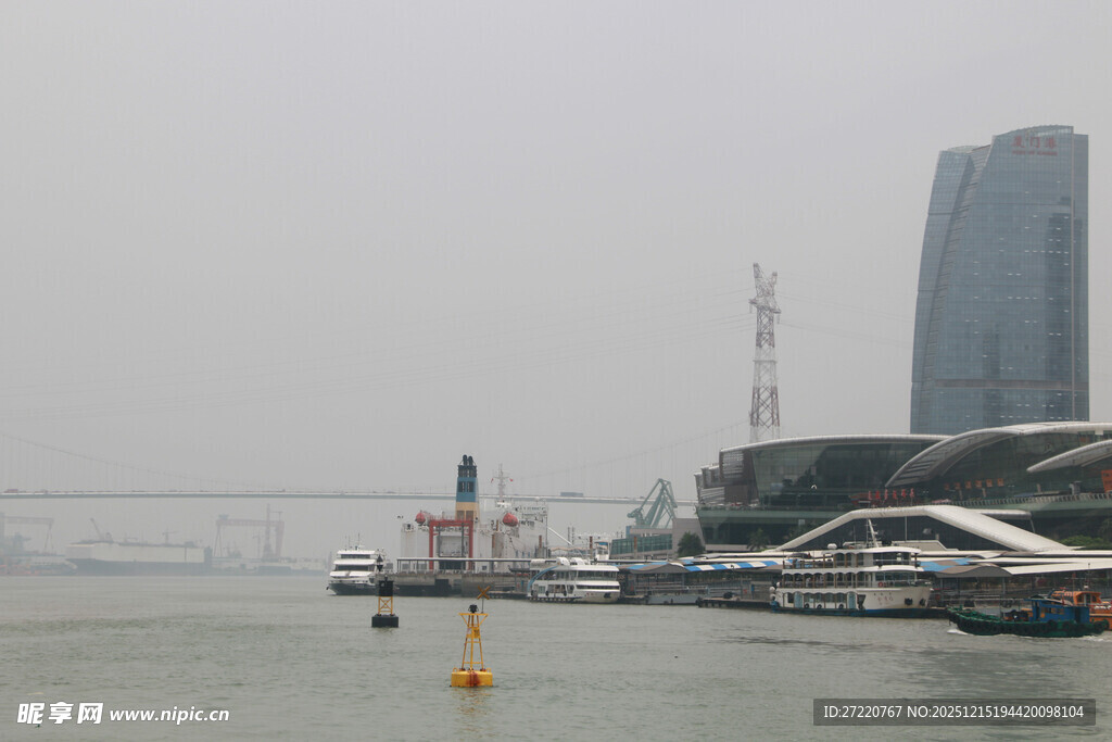 雾中城市海边码头景象 厦门