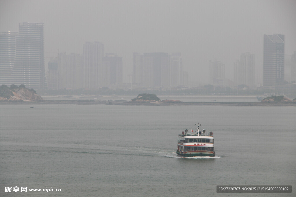 厦门雾中海面的行驶船只