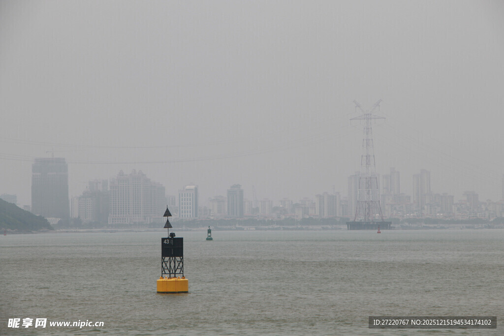  厦门雾中海面的航标