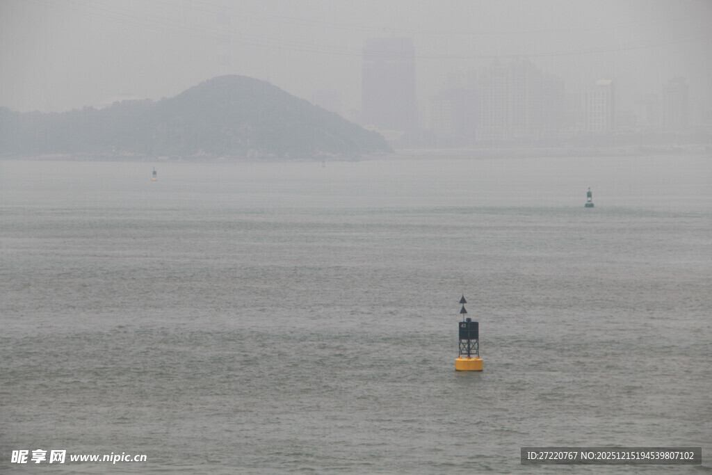 雾中海上浮标 厦门