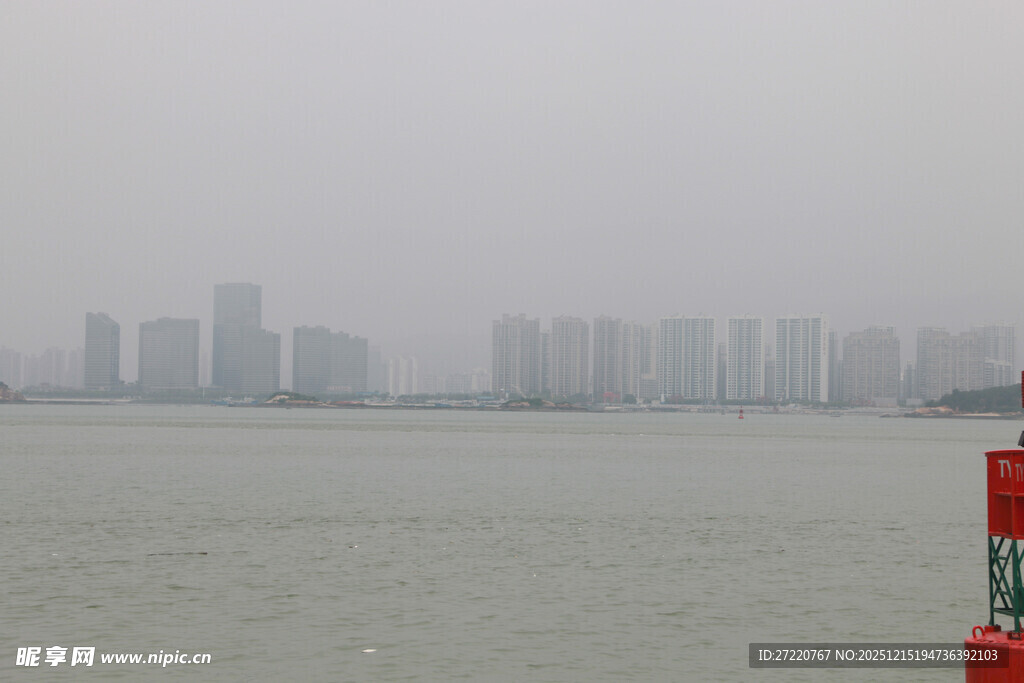 雾中城市海边景观 厦门