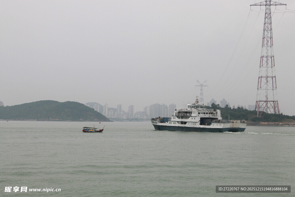厦门海上船只与远山景观