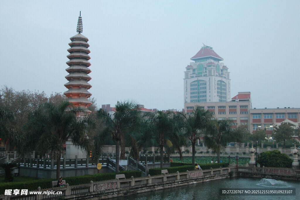 河畔古塔与现代建筑景观 厦门