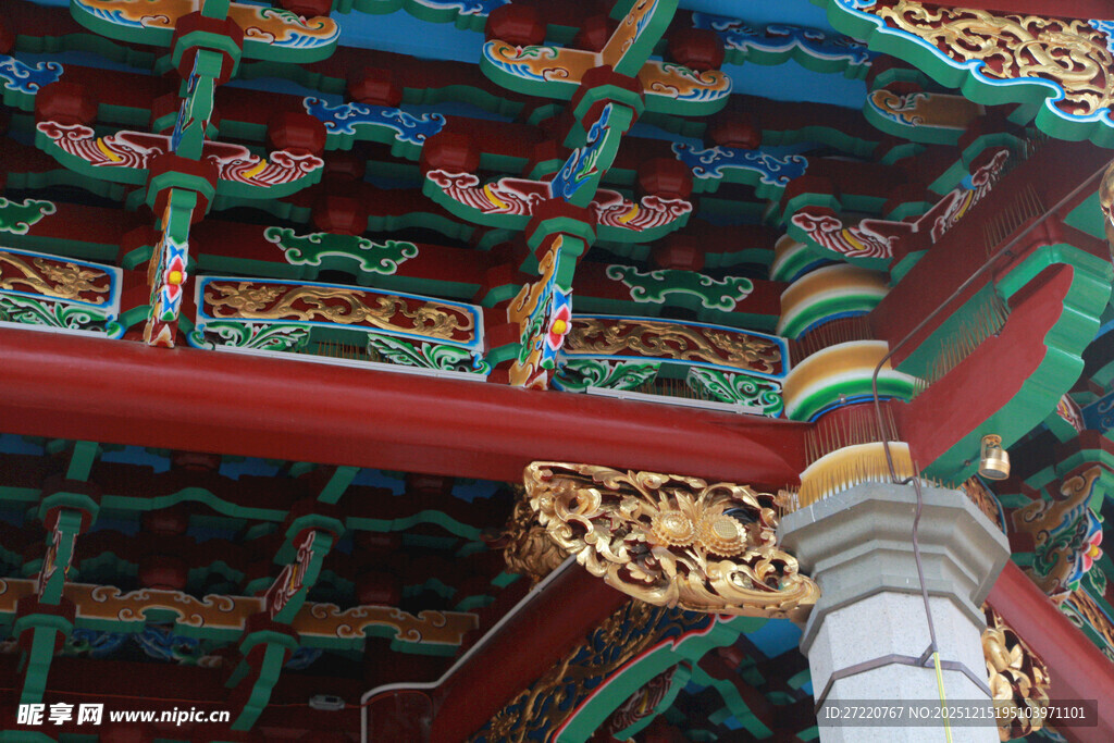 中式古建筑精美屋檐一角