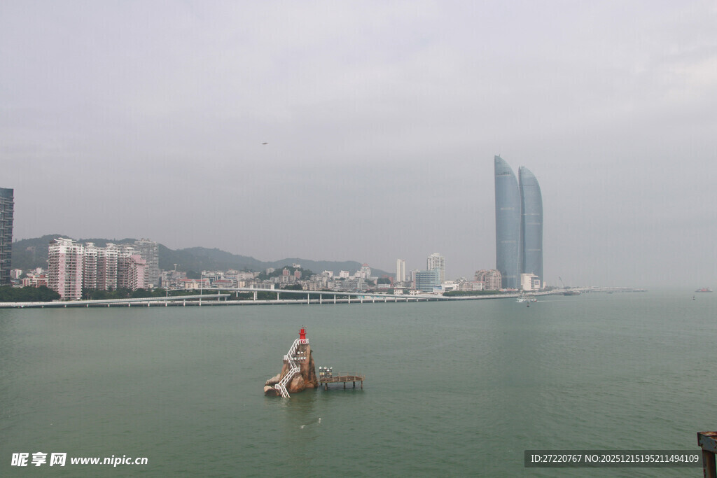 厦门海上远望城市高楼景观