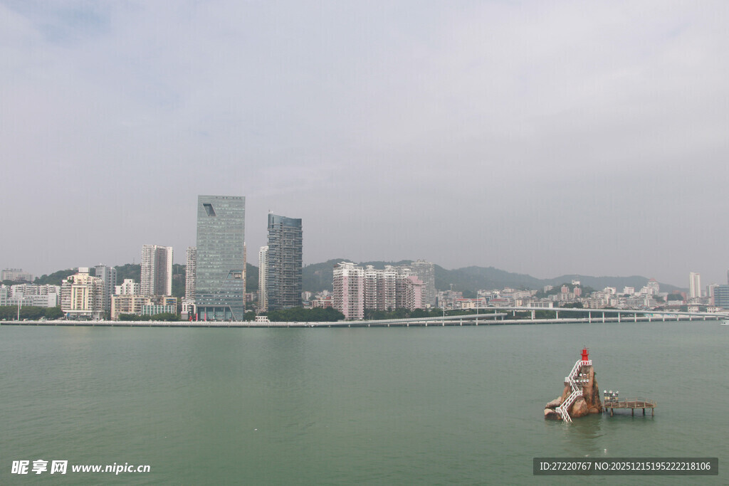 厦门海上船只与城市天际线