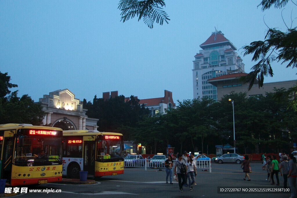 厦门街道傍晚热闹景象
