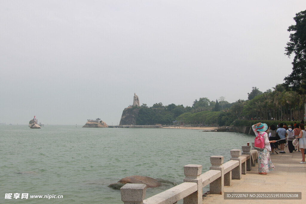 厦门鼓浪屿海滨栈道游客赏景
