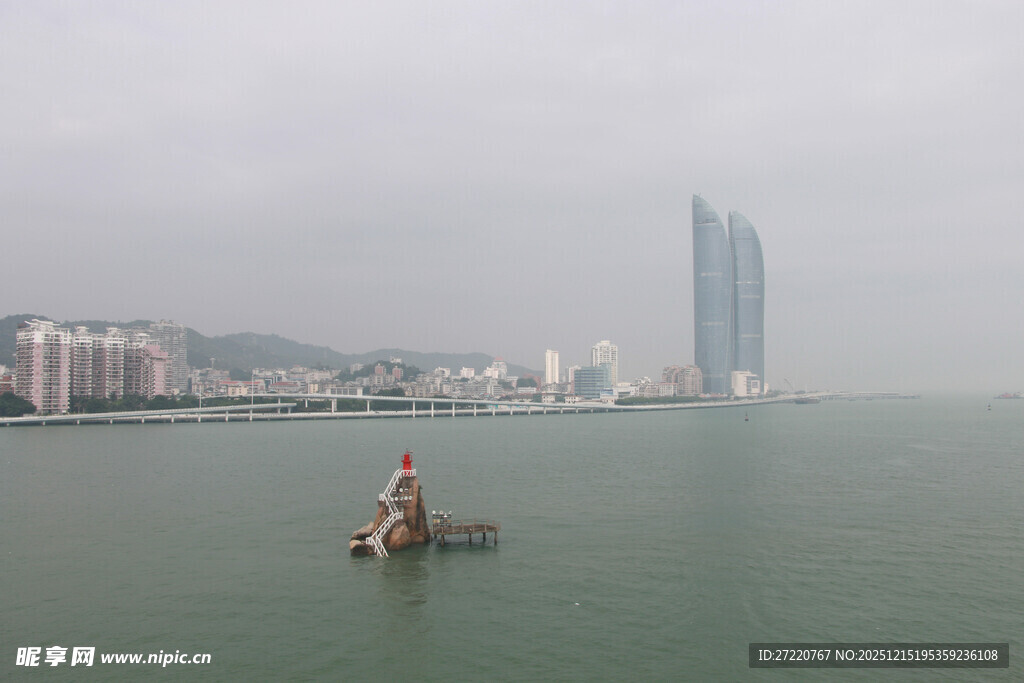 海上孤舟与城市天际线 厦门