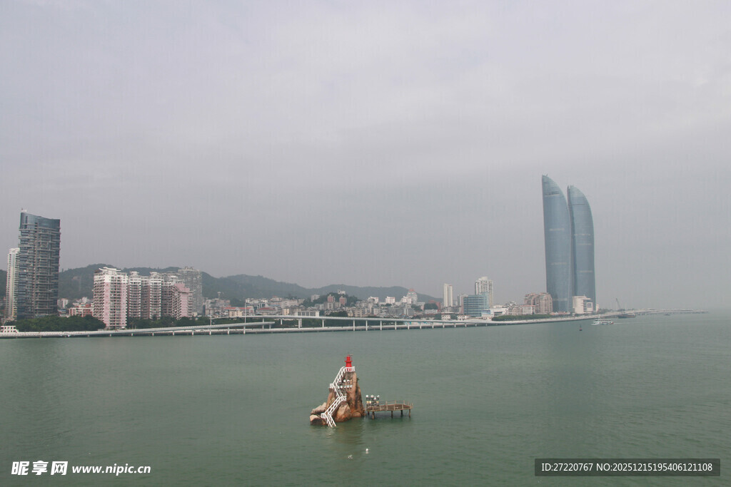 海上城市景观与水中雕塑 厦门