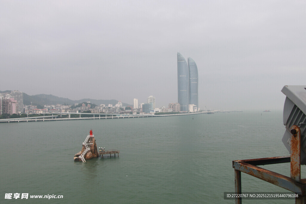 厦门海滨景色与海上小船