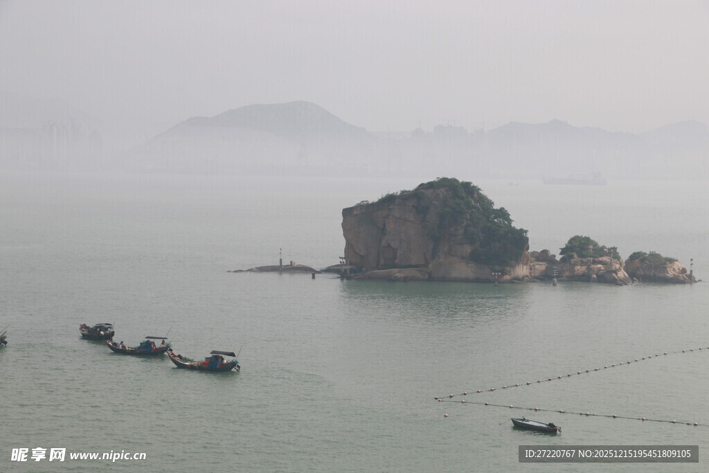 厦门鼓浪屿海上孤礁与船只景观
