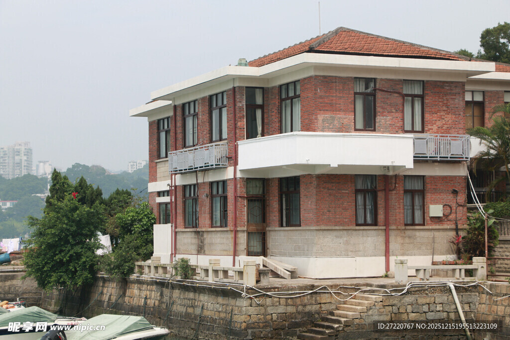 厦门鼓浪屿两层红砖建筑景观