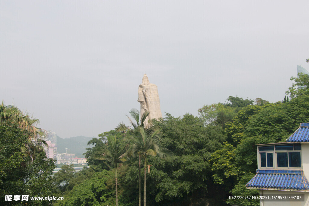 鼓浪屿远处雕像与周边绿植建筑