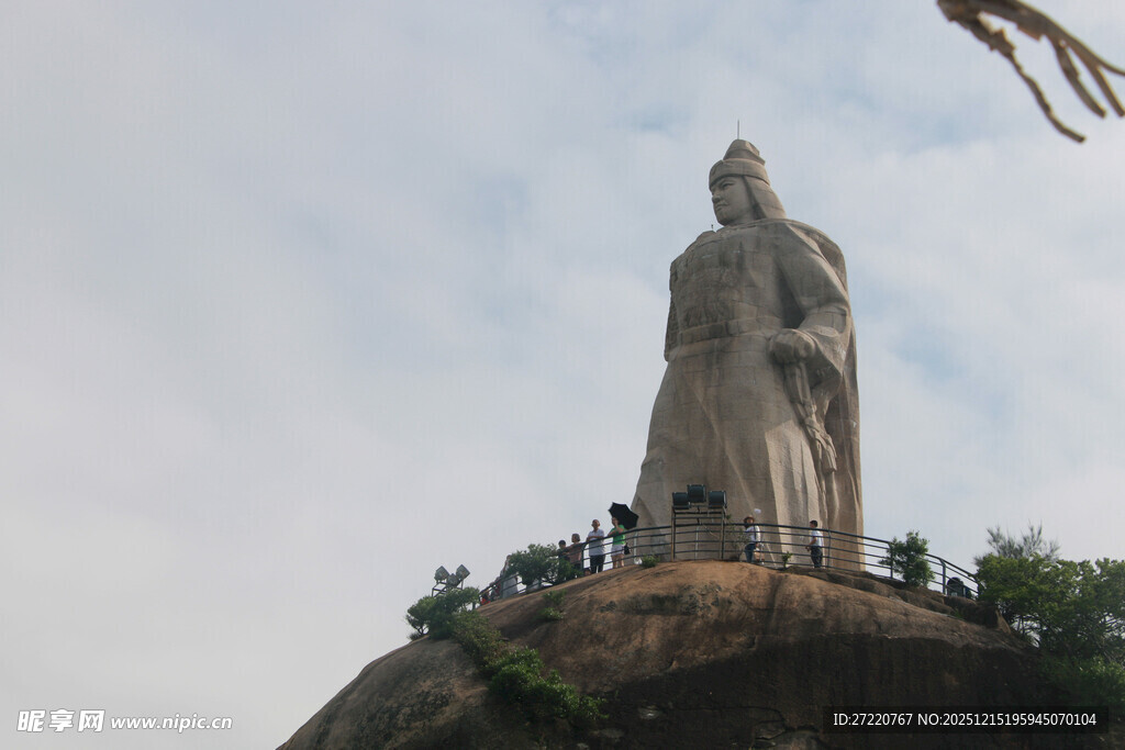 厦门鼓浪屿郑成功雕像屹立于山头