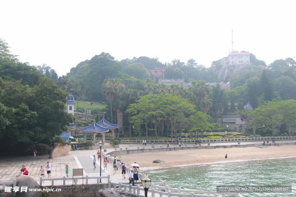 厦门鼓浪屿海滨栈道上的休闲人群
