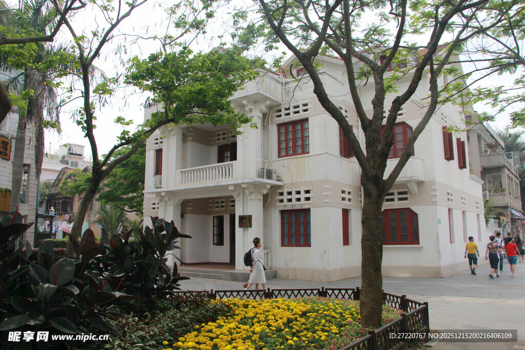 鼓浪屿古朴两层建筑前的热闹景象