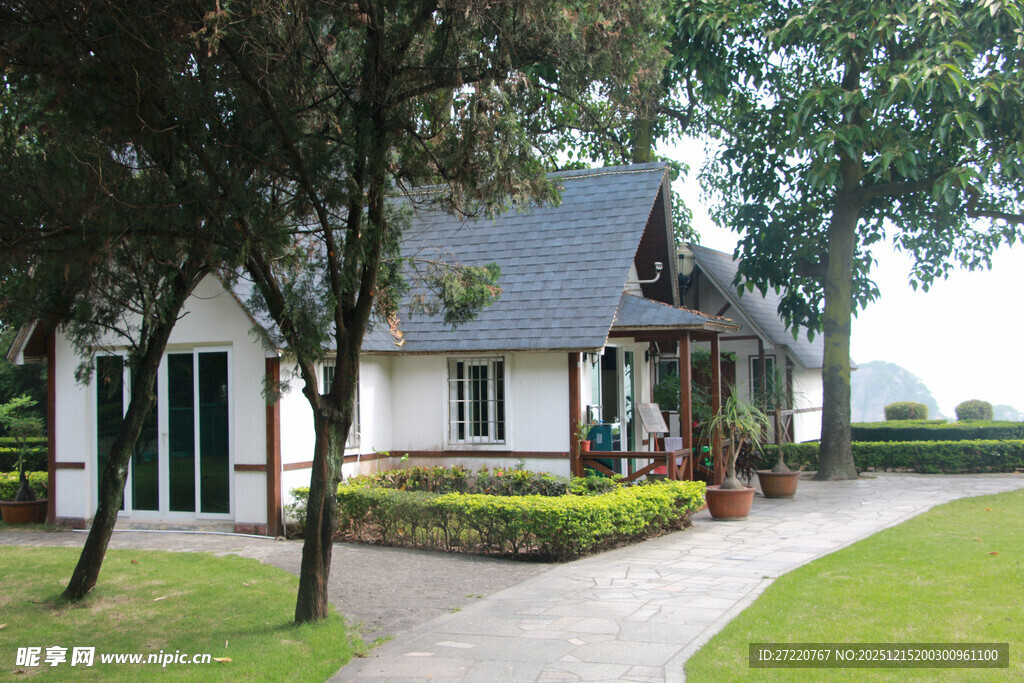 厦门鼓浪屿乡村小屋旁的宁静景致