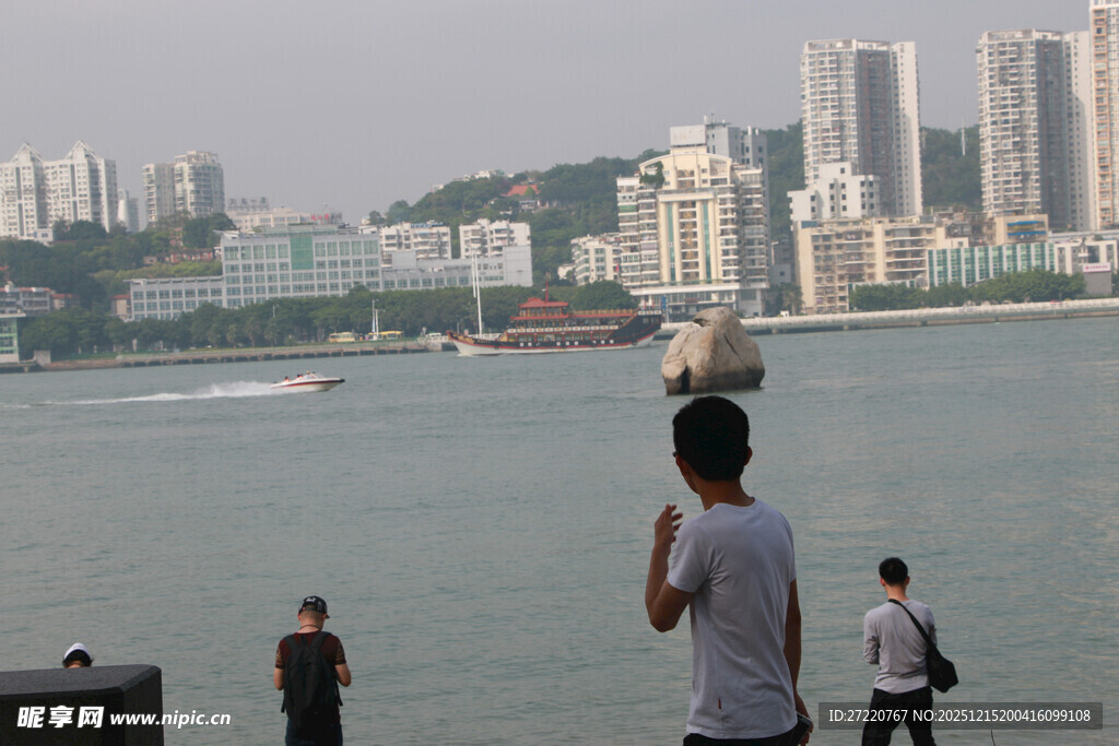 厦门风景前的拍照者