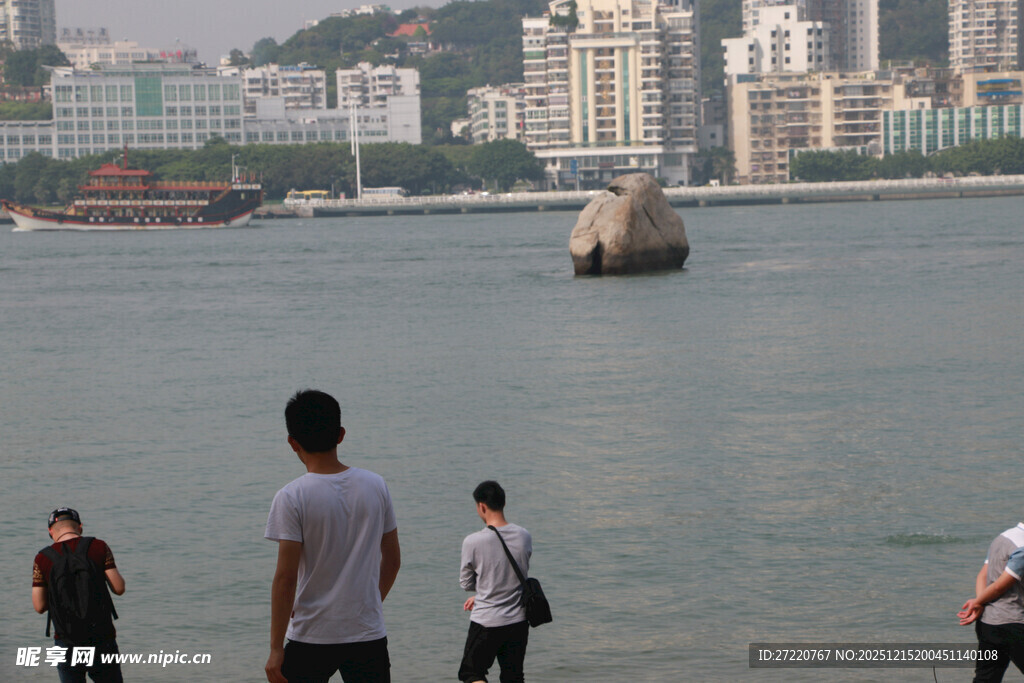 岸边人群赏城市水域风光 厦门