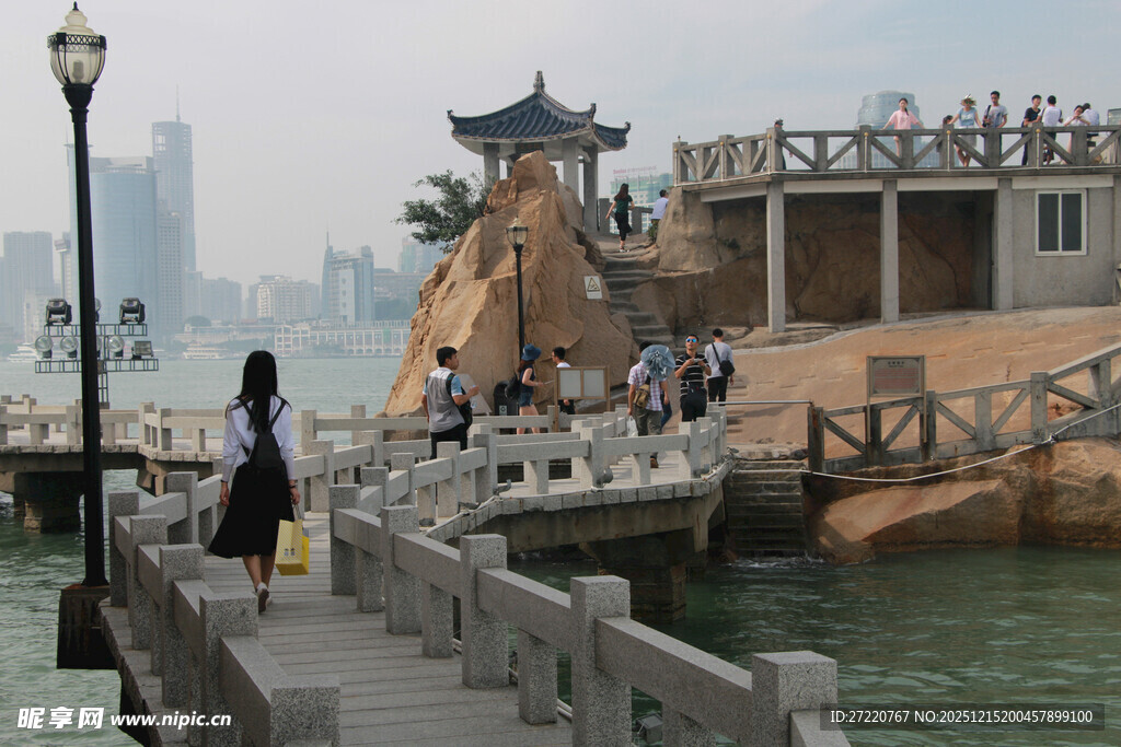 厦门鼓浪屿海边栈道上的游人景致