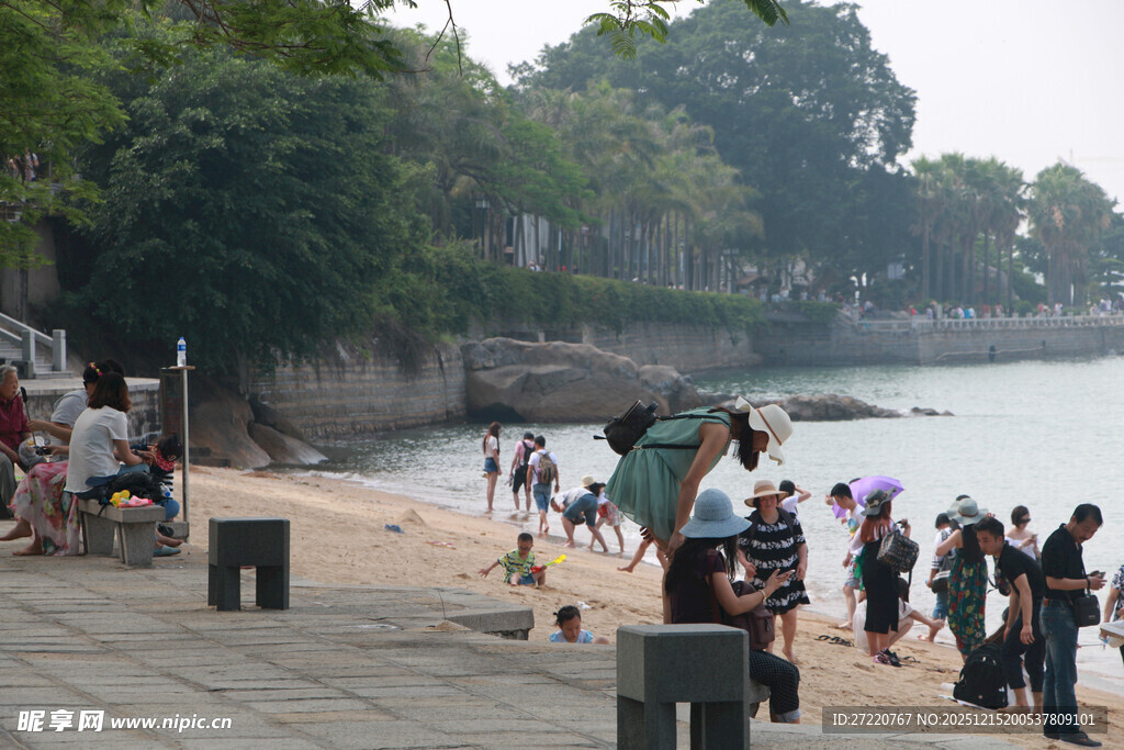 厦门鼓浪屿海滨热闹场景 