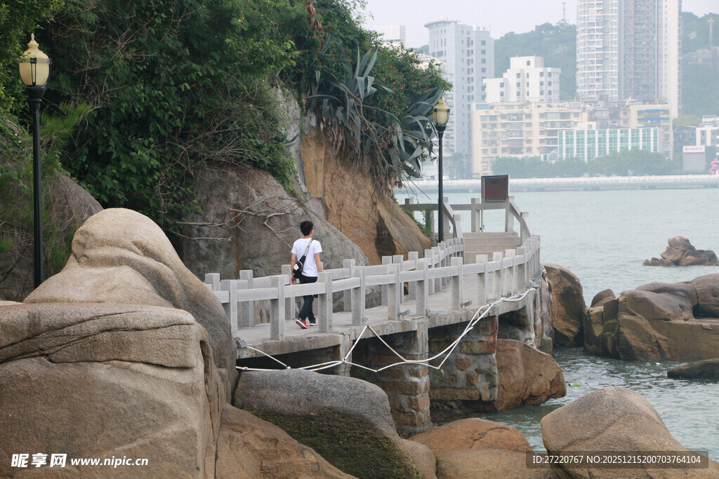 厦门鼓浪屿海边栈道上的漫步身影