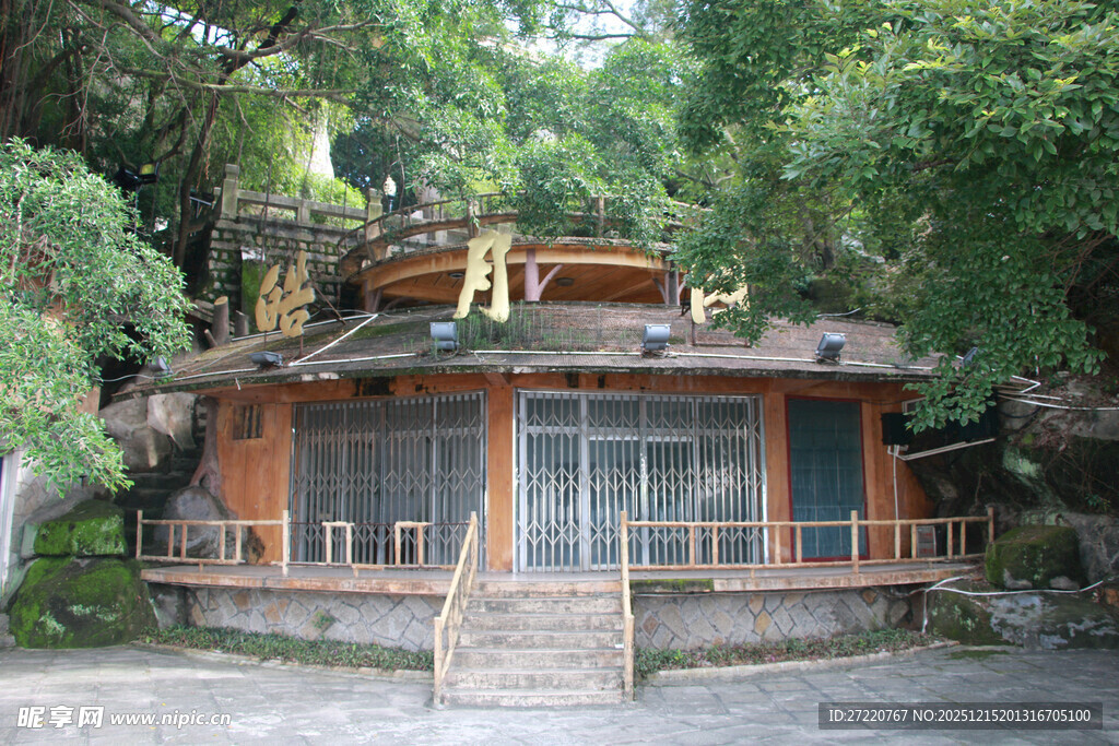 厦门鼓浪屿的古朴木质建筑